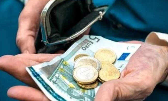 Δημόσιο: Μειώσεις στις συντάξεις από 150 ως 320 ευρώ